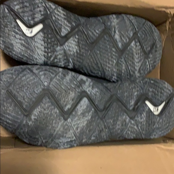 Men’s Kyrie 4 - Picture 2 of 2